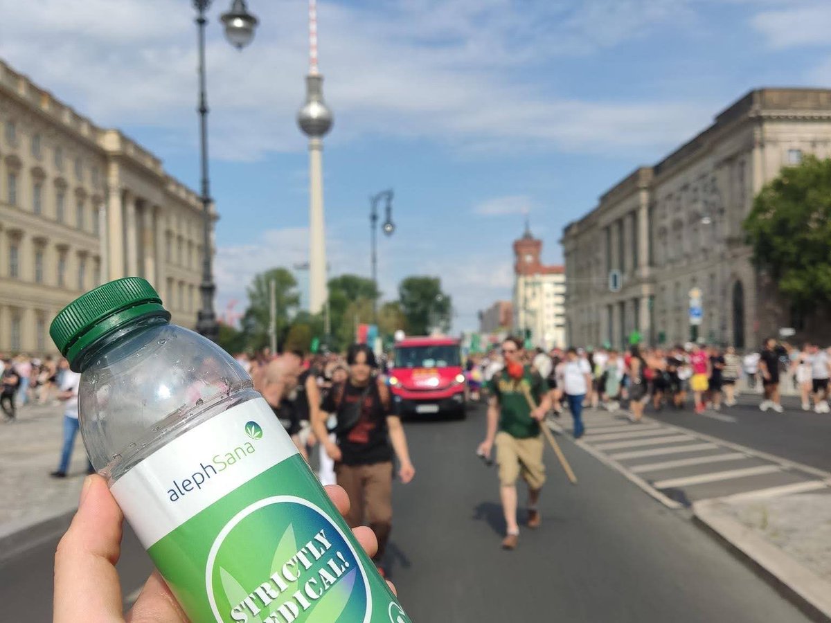 “Die Legalisierung gelingt uns nur, wenn Cannabis-Vorkämpfer und Unternehmer, die vom Potenzial der Cannabis-Pflanze überzeugt sind, an einem Strang ziehen." <a href="/BorisMoshkovits/">Boris Moshkovits</a> über die #Cannabis #DNA in der hiesigen Industrie. #Weedmob #Legacy

krautinvest.de/bruecken-bauen…