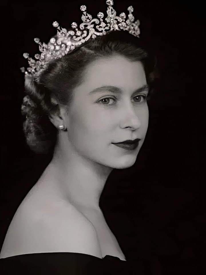millycam76's tweet photo. #farewell #QueenElisabeth 🙏🇬🇧💐 https://t.co/ALeD64Pfj9