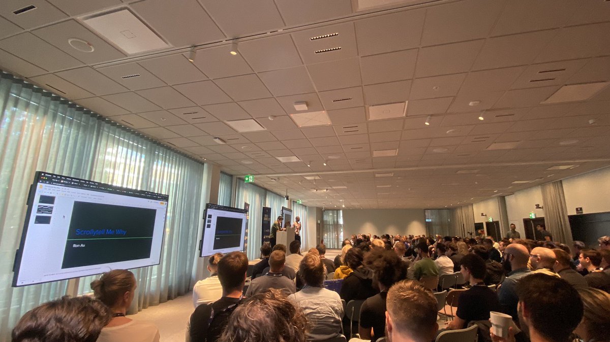 Day 2 at #SvelteSummit let‘s go! Starting with <a href="/ronvoluted/">Ron Au 🦆</a> „scrollytell me why“ (check his small note) <a href="/SvelteSociety/">Svelte Society 🧡</a>
