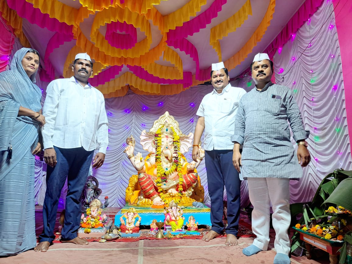NitinSDinkar's tweet photo. काल श्रीरामपुर तालुक्यातील अशोकनगर येथे गणेश मंडळाला भेट देऊन गणरायाची आरती केली. यावेळी भाजपा तालुकाध्यक्ष दिपक आण्णा पटारे उपस्थित होते.
#गणपतीबाप्पामोरया #गणपती #NitinDinkar https://t.co/cocGf5esHI