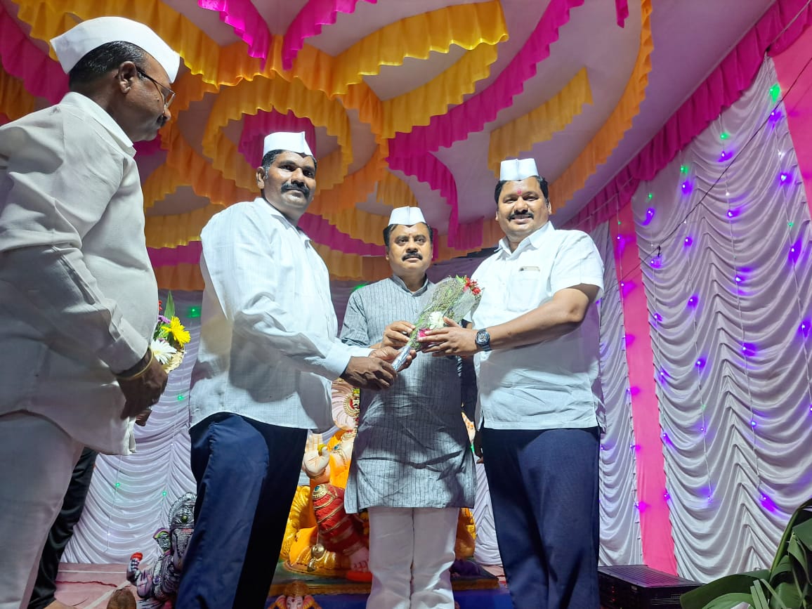 NitinSDinkar's tweet photo. काल श्रीरामपुर तालुक्यातील अशोकनगर येथे गणेश मंडळाला भेट देऊन गणरायाची आरती केली. यावेळी भाजपा तालुकाध्यक्ष दिपक आण्णा पटारे उपस्थित होते.
#गणपतीबाप्पामोरया #गणपती #NitinDinkar https://t.co/cocGf5esHI