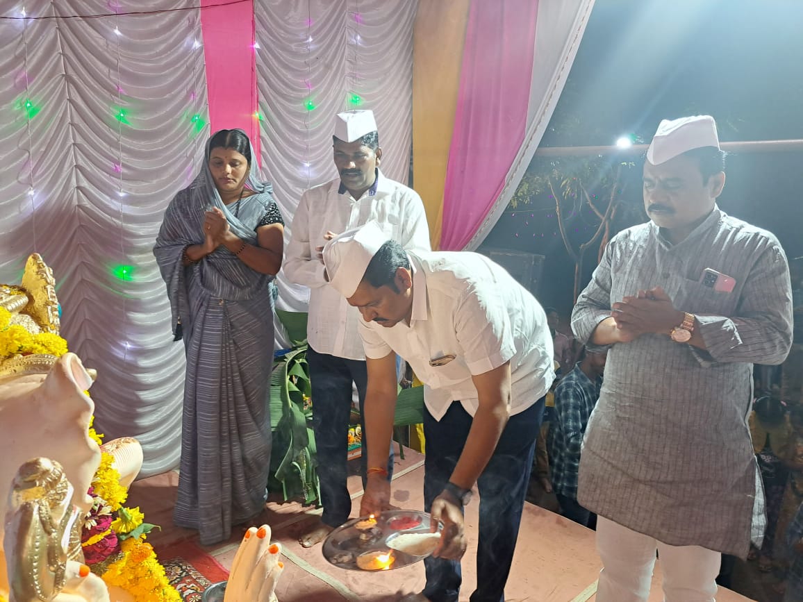 NitinSDinkar's tweet photo. काल श्रीरामपुर तालुक्यातील अशोकनगर येथे गणेश मंडळाला भेट देऊन गणरायाची आरती केली. यावेळी भाजपा तालुकाध्यक्ष दिपक आण्णा पटारे उपस्थित होते.
#गणपतीबाप्पामोरया #गणपती #NitinDinkar https://t.co/cocGf5esHI