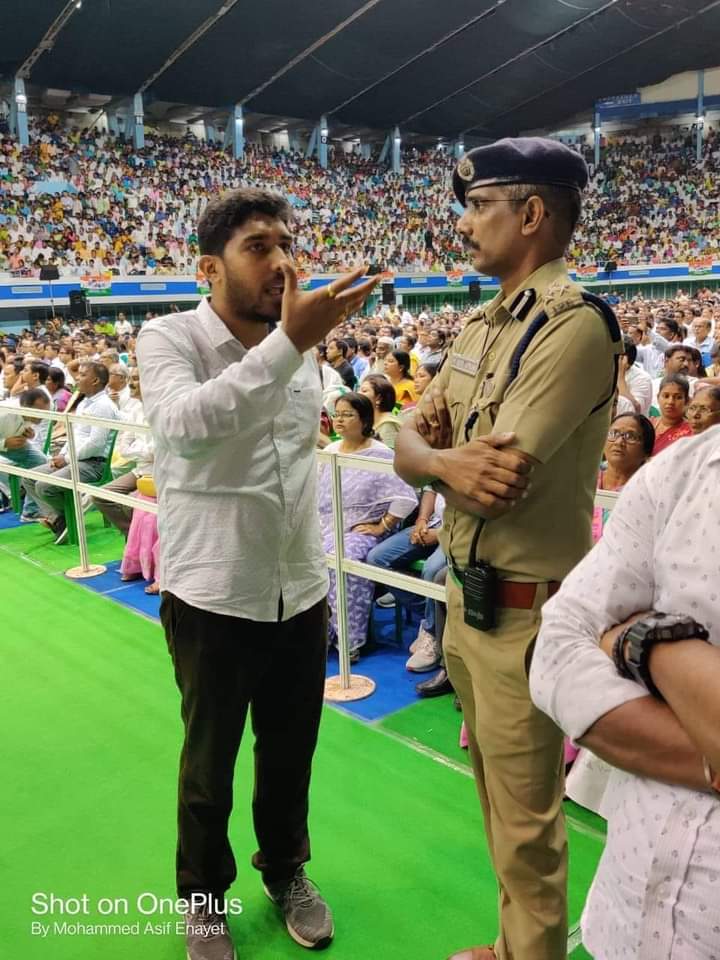 BishnuSahis11's tweet photo. *তোমার নেতা ছবি তুলতে সেলফি নিতে ব্যস্ত।আমার নেতা কর্তব্য পরায়ণে ব্যস্ত* 
#OurPresidentOurPride
#TMCPCYBERCELL https://t.co/rVPCFuajJ3