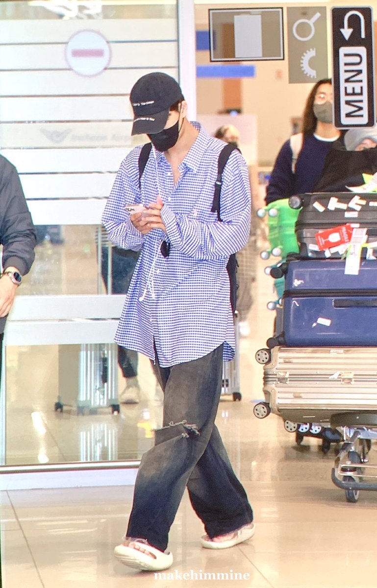 hourlySKY's tweet photo. jongin has arrived safely in korea💛

#KAI #카이 https://t.co/dR6HHqn9O8