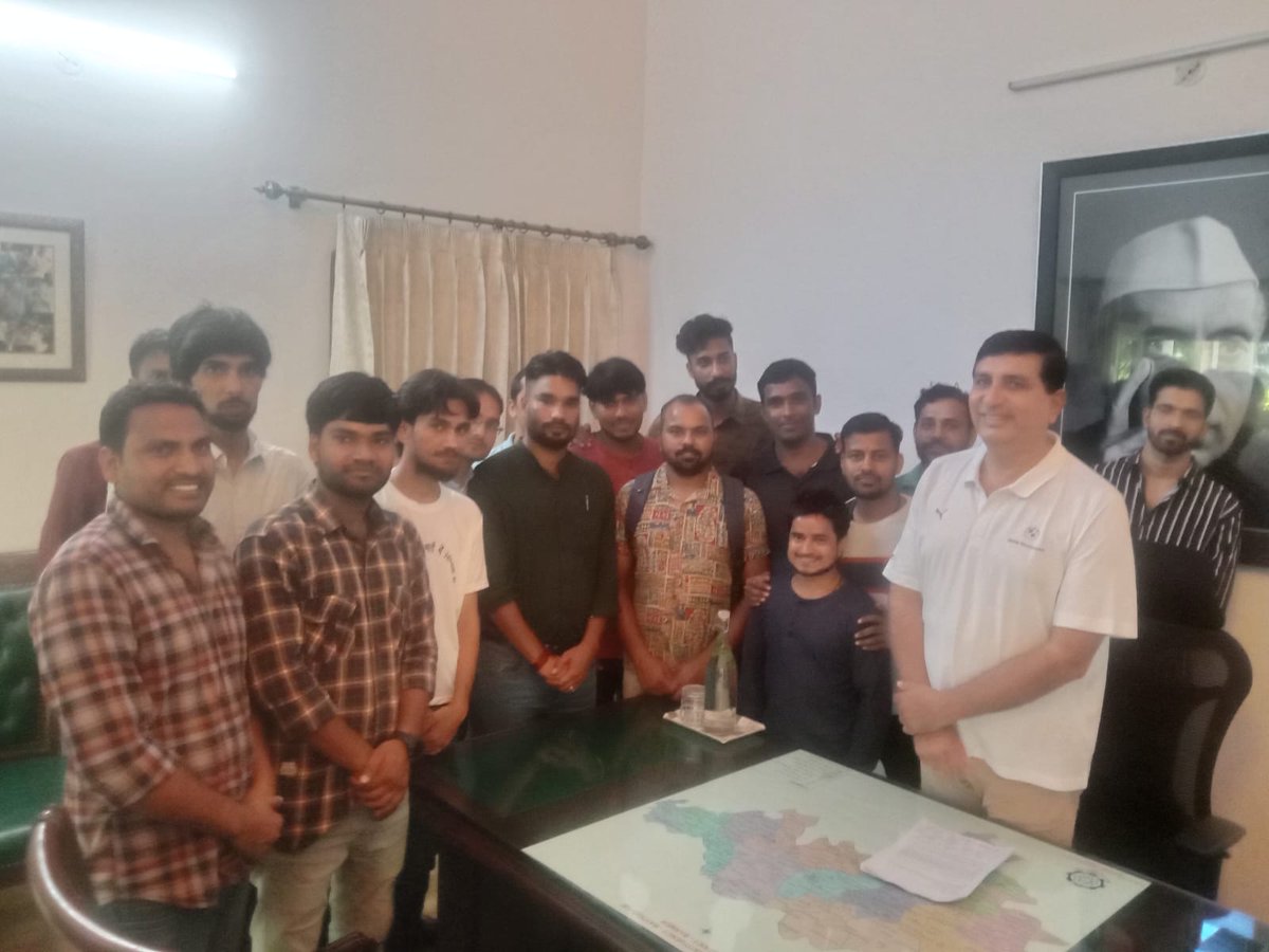 29riteshdhaker's tweet photo. कंप्यूटर अनुदेशक भर्ती में शिथिलता दिलाने की मांग को लेकर माननीय विधायक @Barmer_Harish जी को ज्ञापन सौंपा 
वो न्यूनतम प्राप्तांक अंक 40% व 35% में शिथिलता को लेकर जल्द सीएम @ashokgehlot51 साहब से बात करेंगे @RajCMO @artizzzz
#कंप्यूटर_अनुदेशक_भर्ती_में_शिथिलता_दी_जाए https://t.co/ff4GmcEjvS