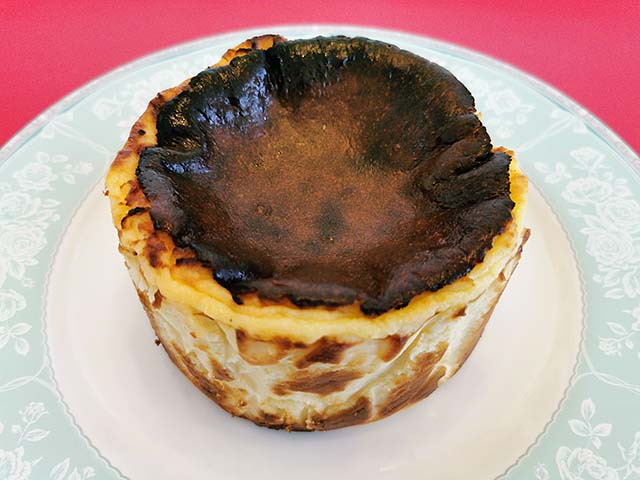 バスクチーズケーキ 6th By Oriental Hotel 日本最古のホテルである神戸のオリエンタルホテル由来のダイニング 有楽町 です バスクチーズケーキ は 焦げるまで焼かれたほろ苦いベイクドチーズケーキで 中身はトロトロで濃厚な絶品スイーツです