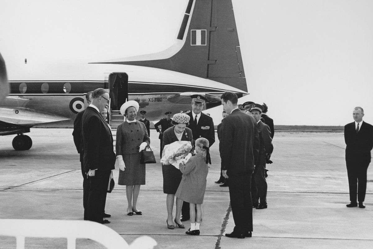 villedetours's tweet photo. 👑 La #ReineElizabeth est venue trois fois en Touraine : en 1967, 1979 et 1992.

📸 Sur cette photo du 26 mai 1967 prise à l'aéroport de Tours, elle est accueillie par Jean Royer, alors maire de Tours.

© @lanouvellerep_, Gérard Proust https://t.co/VOeOmRVPFO