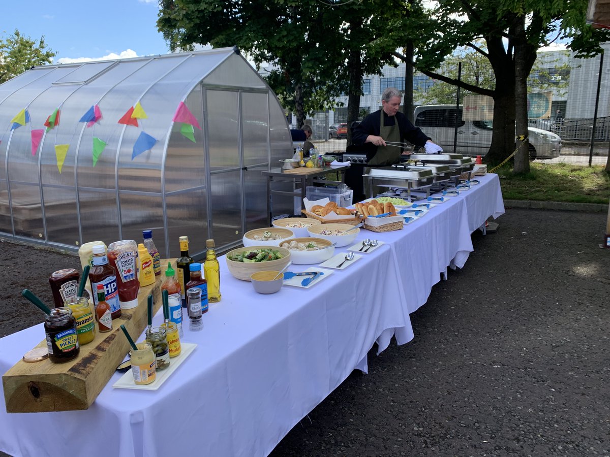 DigbyBrownCSR's tweet photo. Last Thursday we visited @EdinHeadway to support their end of summer BBQ.

Members, family, carers and staff enjoyed a tropical themed day with a delicious BBQ and afternoon of magic, balloon modelling, bubbles and circus skills.
#ourcommunitiesmatter https://t.co/FmRqVbLtFg