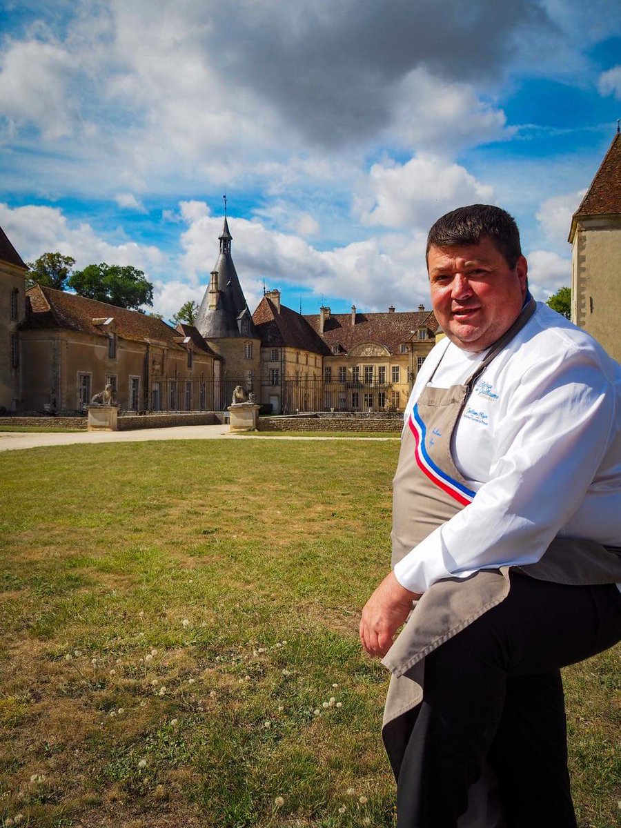 ChateauCommarin's tweet photo. 🔴 𝗝-𝟮 🍽 | Le chef Guillaume Royer, Meilleur Ouvrier de France en 2015, est prêt à vous faire voyager à travers vos papilles ! Ce dimanche, il vous proposera un #FantasticPicnic dans le cadre extraordinaire du château de Commarin. 😍 #FantasticPicnic2022 #SortezChezVous https://t.co/7I96RdZy1p