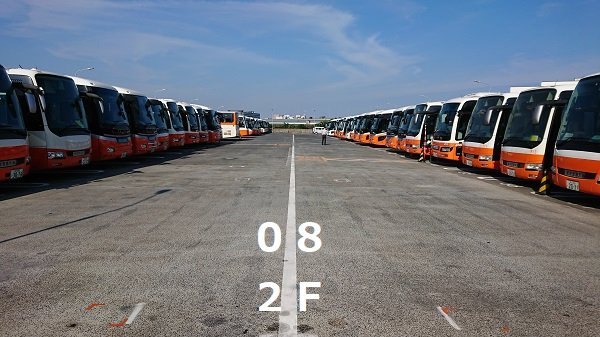 昭和島の車庫に立ってみると1本の白線が真っ直ぐ伸びている景色を見て