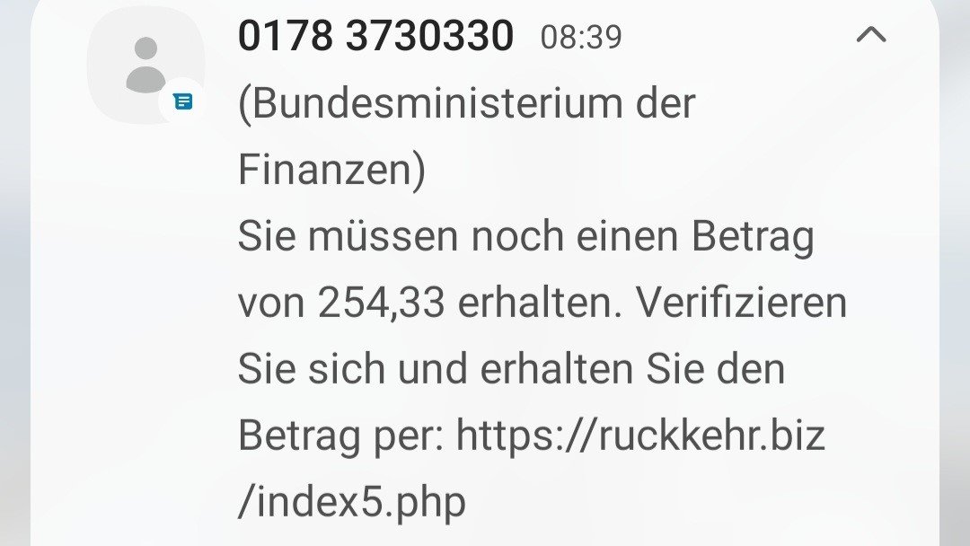 BSI_Bund's tweet photo. ❗Gefälschte SMS im Umlauf ❗
Immer wieder versuchen Kriminelle auch per SMS, Ahnungslose auf dubiose Internetseiten zu locken und Daten abzugreifen. Aktuelles Beispiel für dieses '#Smishing' (zusammengesetzt aus SMS und Phishing): gefälschte SMS vermeintlich vom @BMF_Bund ⬇️ https://t.co/TRihVksVd7