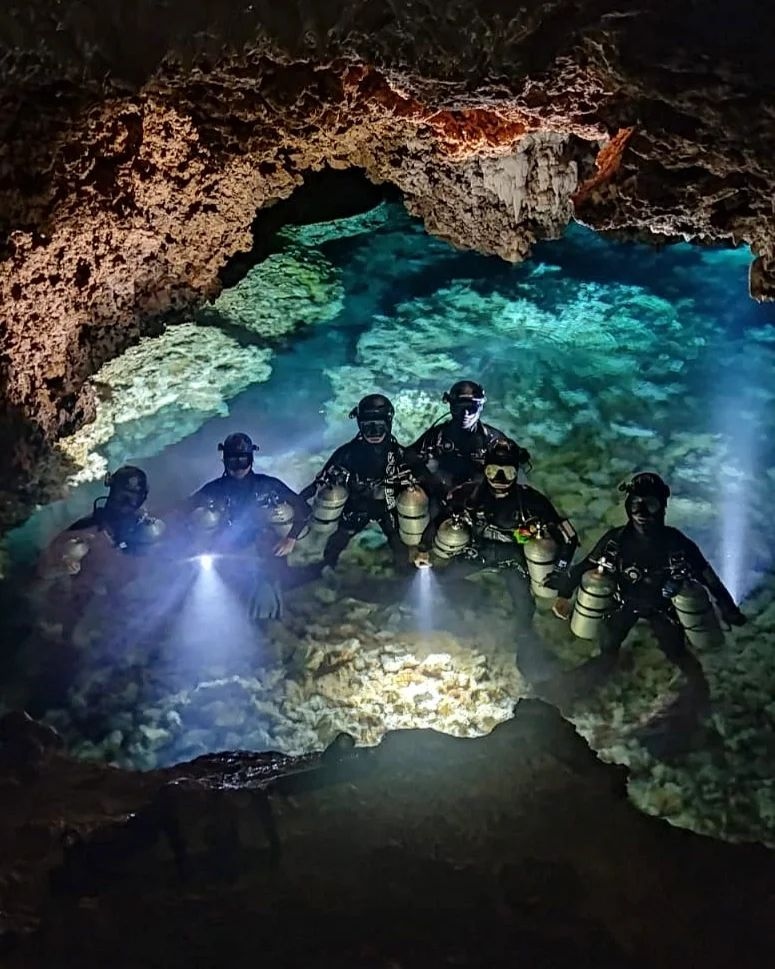 fourth_element's tweet photo. It's all in the teamwork
Cave logistic team @rrdivers @sanctumexploration
Sanctum Exploration Indonesia📷 @yeevenscuba
#fourthelement #cavedivers #techdiving #teamwork #Indonesia https://t.co/1vcJebQ8In