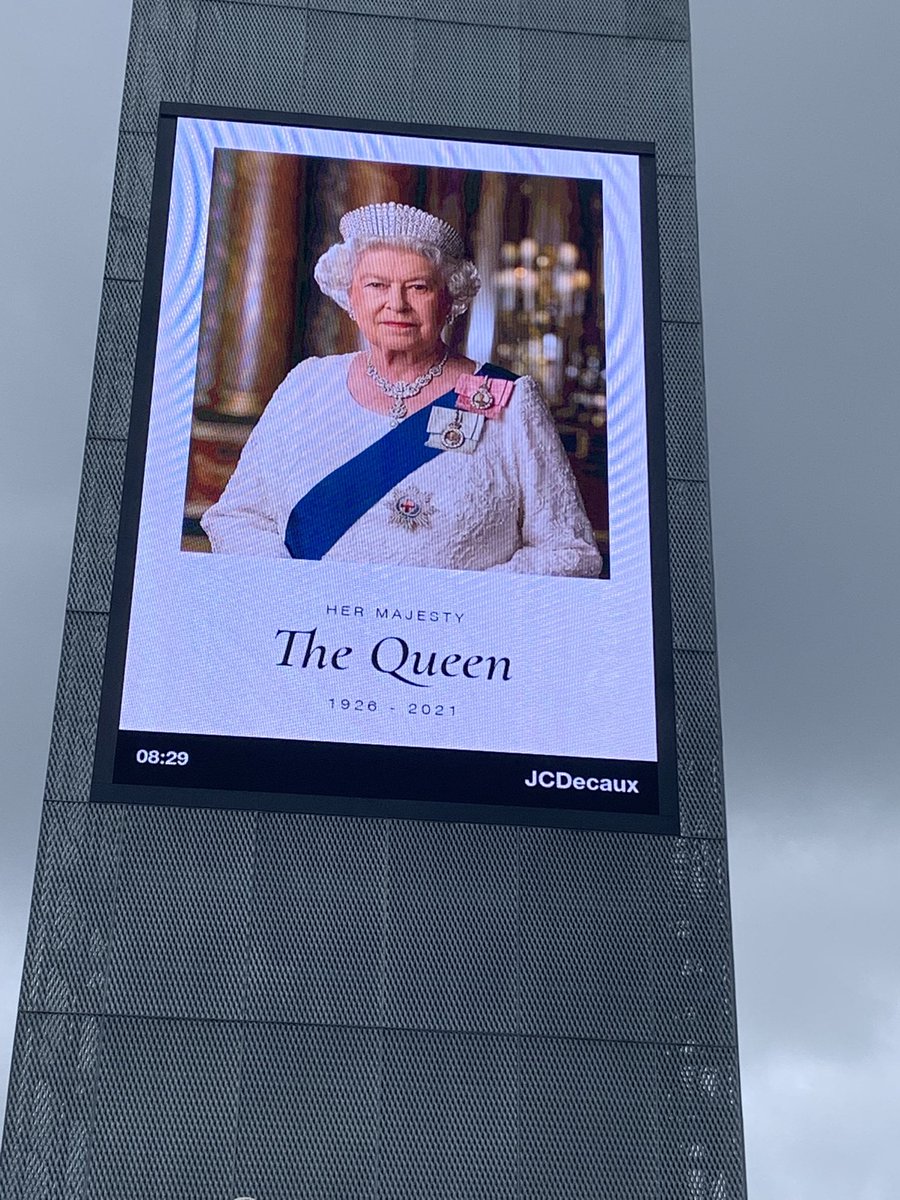 LuscombeBeth's tweet photo. They had one job #QueenElizabeth https://t.co/zEJO3LdDtQ