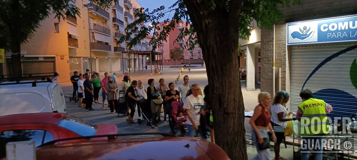 Jornada solidària de repartiment d'aliments d'<a href="/AcampadaL/">Acampada Llibertat</a> a <a href="/AsociacindePaz1/">Asociación de Paz</a> de Santa Perpètua. Cada vegada són més les famílies ajudades però oblidades per <a href="/ajuntamentSPM/">Aj Santa Perpètua</a>.

#FreePablo | #MenjadorSocialJa | #PeriodismoQueDaLaCara | #KitRadioSinFronteras | #FemXarxa.