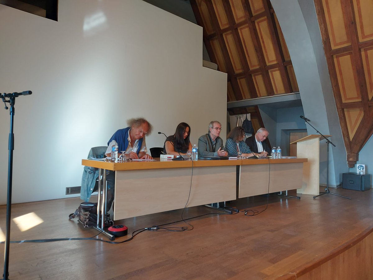 Première table ronde : Les signes des temps décryptés. 
Introduction de <a href="/daniel_lenoir/">Daniel Lenoir</a> 
Avec nos intervenants : Bernard Perret, Nathalie Calmes Cardoso et François Dosse
Animée par Michèle Bernard-Royer