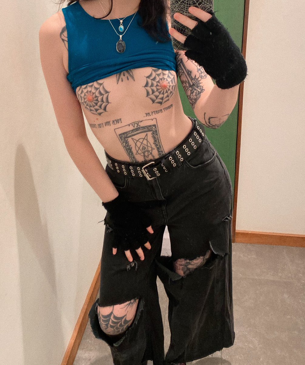 SalemWoodss's tweet photo. change-room antics 🖤 https://t.co/xtiNpdeclG