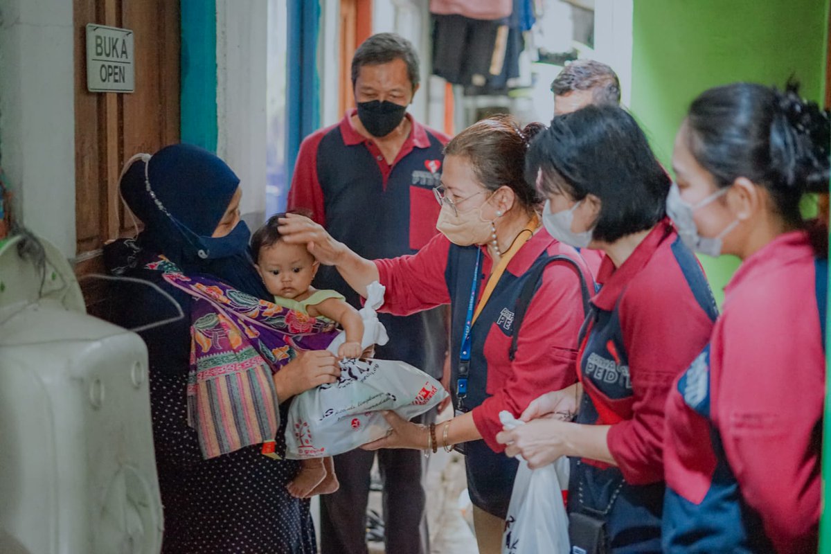 PusRinii's tweet photo. Mulai 9 Sep 2022, AGP memberikan paket sembako dgn total sebanyak 50 rb kantong. Diberikan utk duafha, lansia, disabilitas, yatim piatu yg bermukim di radius 5 Km dari unit usaha AG Group #bansosAGP #BLTArthaGraha #Terimakasiharthagraha #ArthaGrahaPeduli  #BLT #Bansos https://t.co/ggpcOGiFFF