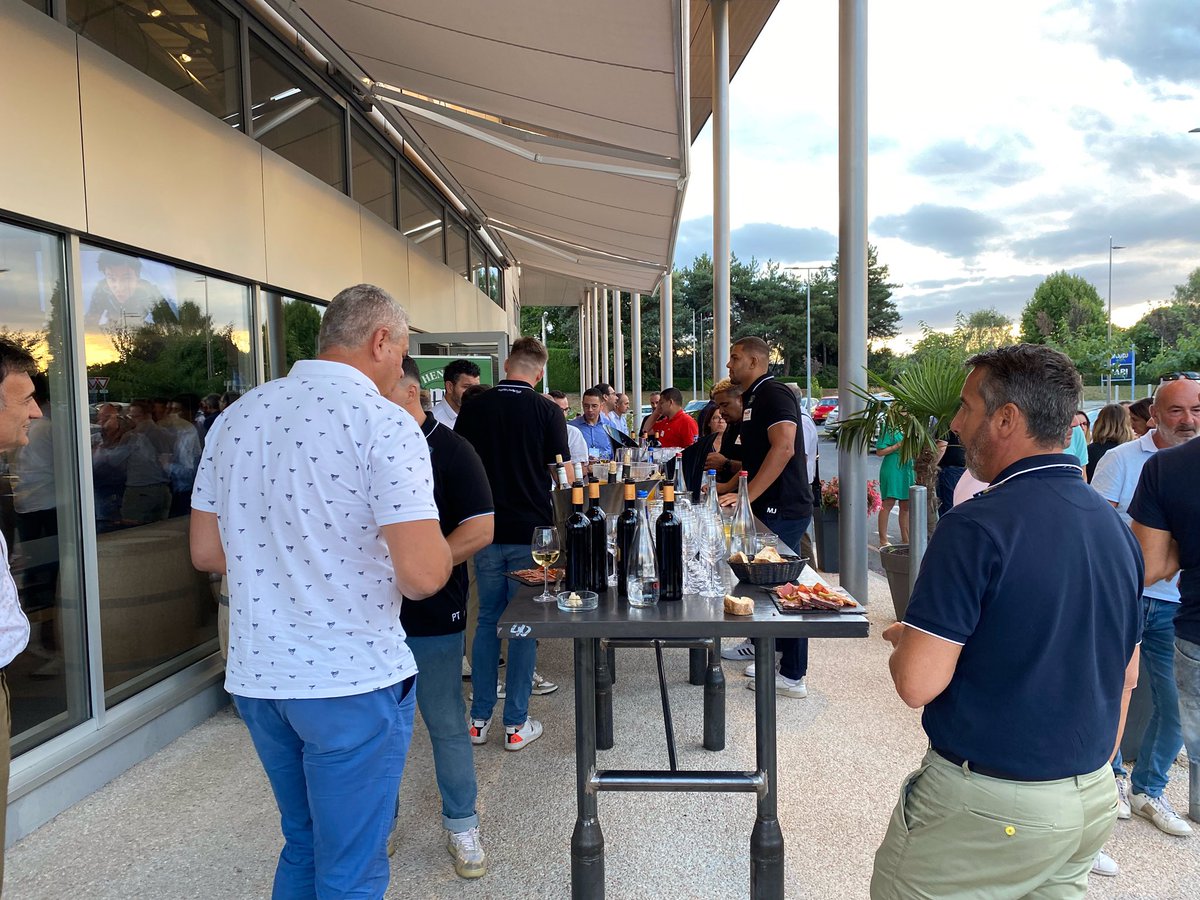 ClubHenryXV's tweet photo. Quand tout est réuni, c’est forcément une réussite ! Ce fut le cas pour cette soirée de rentrée du Club Henry XV ! La saison 22/23 s’annonce prometteuse et nous remercions nos membres pour leur fidélité et leur confiance ! Petit retour en images sur cette belle soirée... https://t.co/eSt1jC10lb