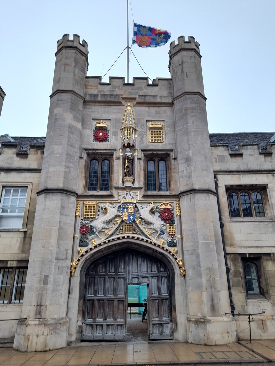 christs_college's tweet photo. Everybody who met The Queen remembers the meeting. We remember with pride and affection her visit in 2005 to mark 500 years since her forebear, Lady Margaret Beaufort, founded our College. More than any other person in our lifetime, She embodied public service, duty and honour. https://t.co/DOo2sroyHO