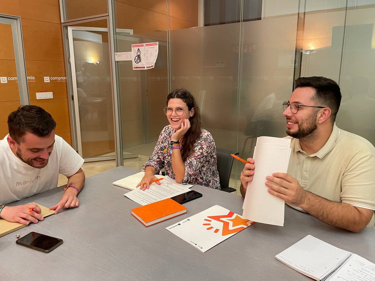 Ens reunim amb el nostre Diputat jove <a href="/ferranclarinet/">Ferran Barberà Cabrera</a> 🏛

Li hem traslladat les nostres demandes:

✅millora de la mobilitat

✅protecció de la natura

✅contractes dignes per als investigadors públics

✅questions d’actualitat com l’habitatge i la picota del mico

Gràcies 🧡