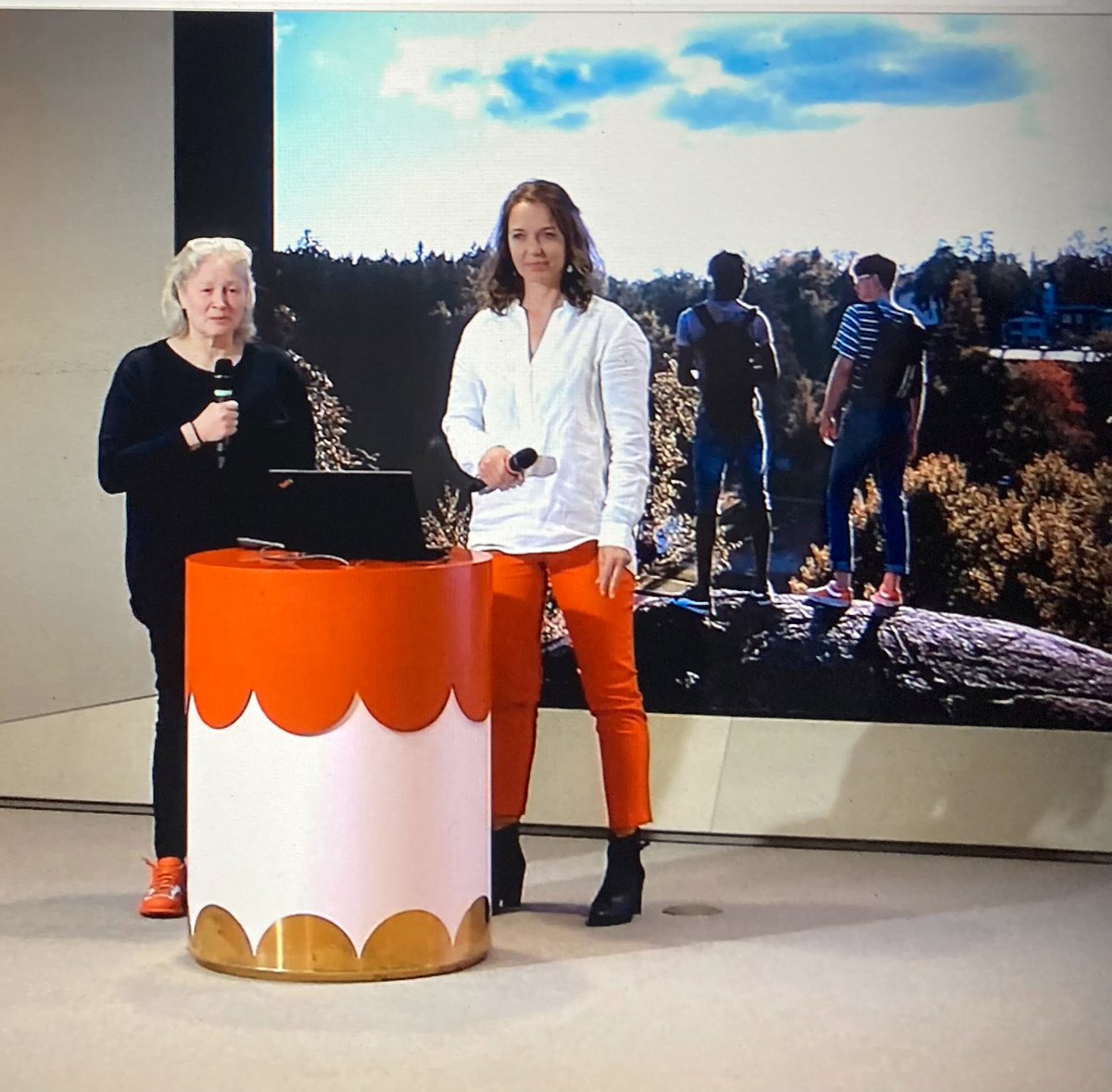 lopperinlaura's tweet photo. Onnea #Toivotiimi 1v 🎈
Seuraan Helsinki-kanavalta livestriimiä juhlaseminaarista, jonka sisältö on todella kiinnostava! Aamun kohokohta oli kuvassa esiintyvien #MDFT-terapeuttien Mian ja Sannan puheenvuoro. @hkilastensuoj #rikoksillaoireilevatnuoret https://t.co/mYlW1hiSOr