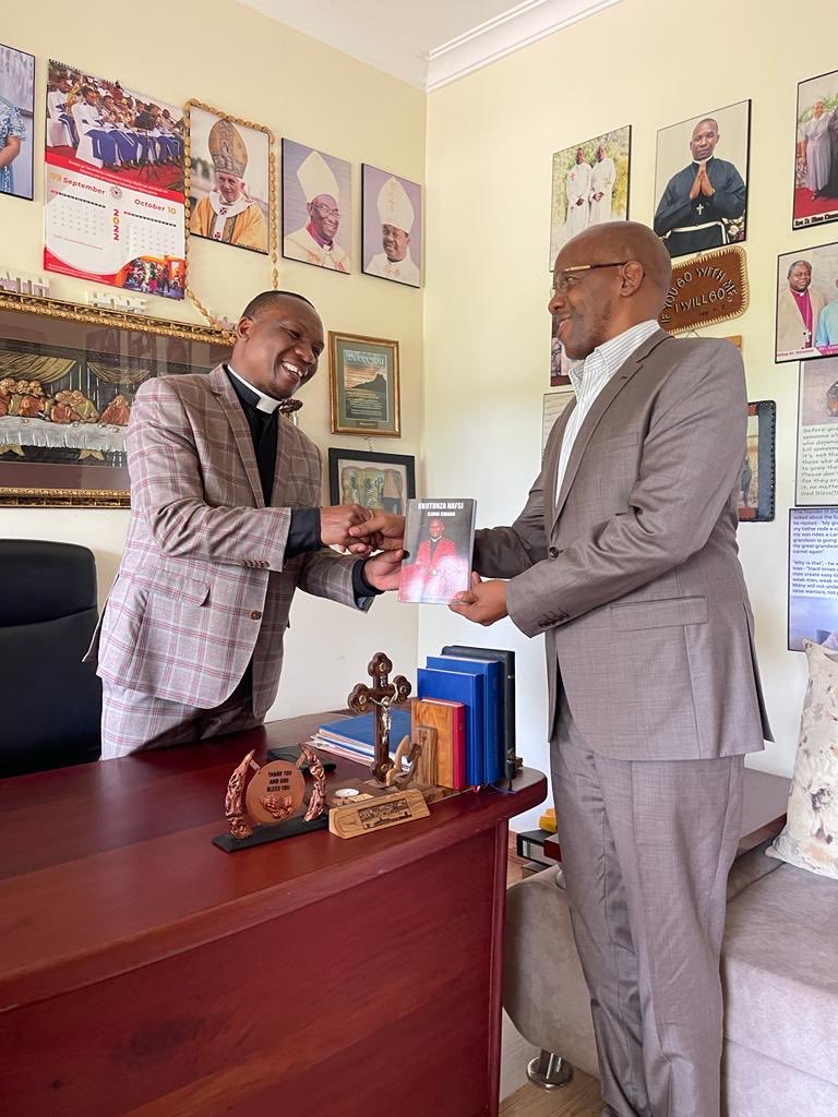 Namshukuru Mch. Dkt. Eliona Kimaro, kwa maarifa aliyonishirikisha na hasa kupita kitabu chake cha “KUJITUNZA NAFSI”. Asante sana Baba Mchungaji.