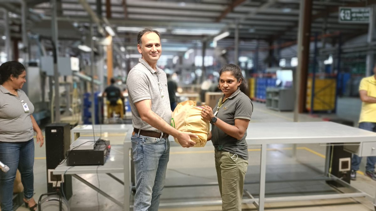 SyedAbid78's tweet photo. “You can’t sell it outside if you can’t sell it inside.”
Interloop is much caring company wherever it exist. Hamper distribution at Texlan center Ltd Srilanka.
Proud to be part of this company.
#interloopltd
#Texlan_center https://t.co/xT9Ww1B1yY