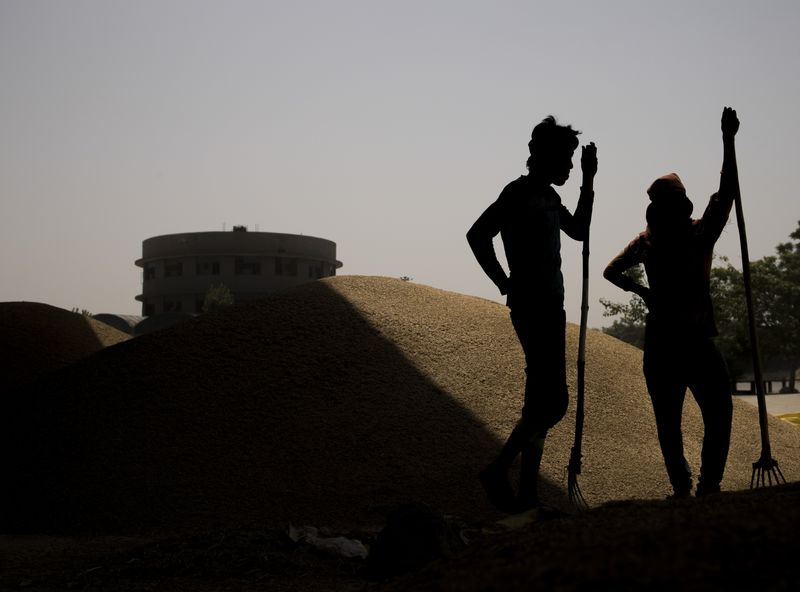 QUBFoodProf's tweet image. India Curbs Rice Shipments 
Move will send shock waves through global agricultural markets
Except the price of rice products to soar @AggieDeSousa bloomberg.com/news/articles/…