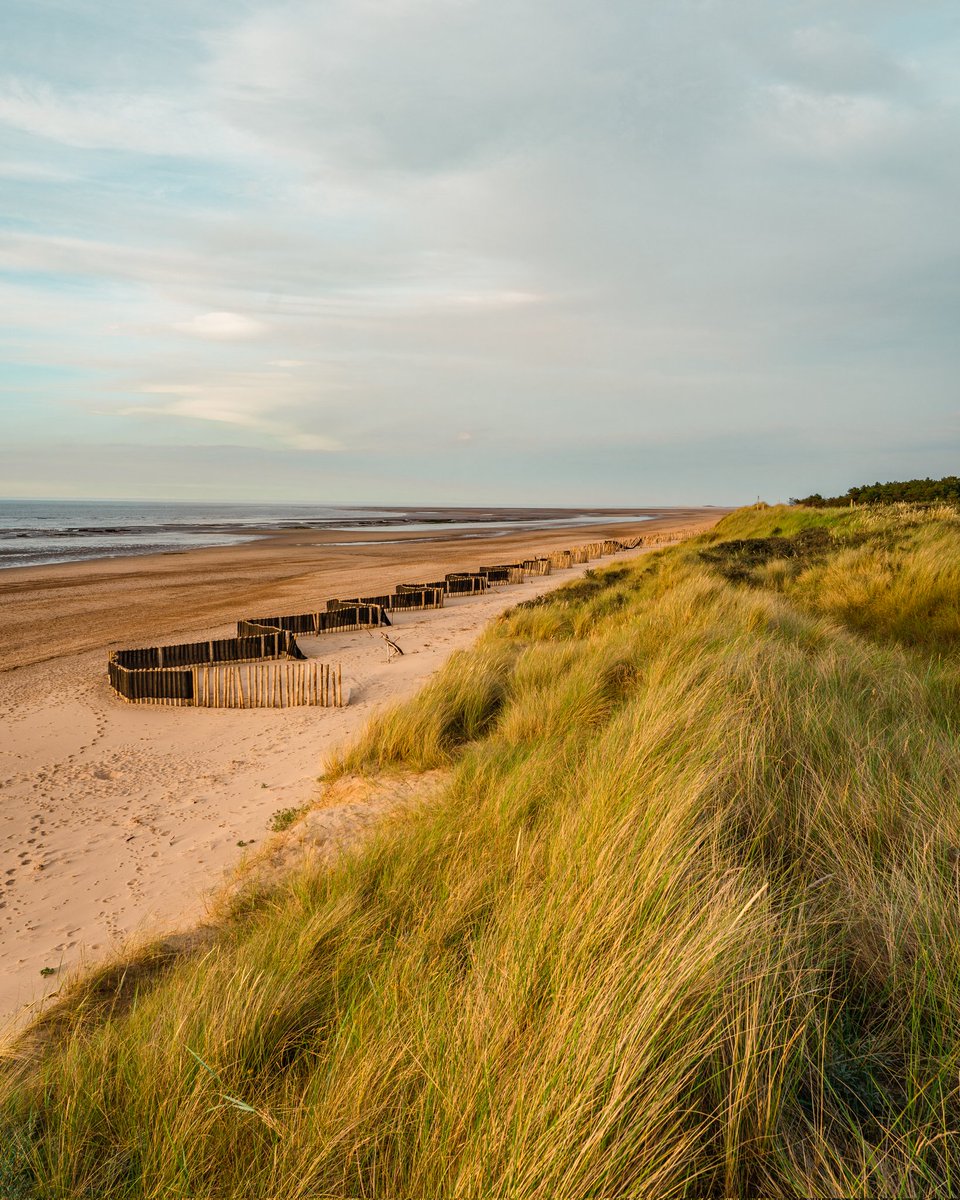 JoeThompsett's tweet photo. Goldenhour at Thornham Beach.

#photooftheday #photograghy #landscapephotography #goldenhour #sunset https://t.co/0GEUEg3B3H