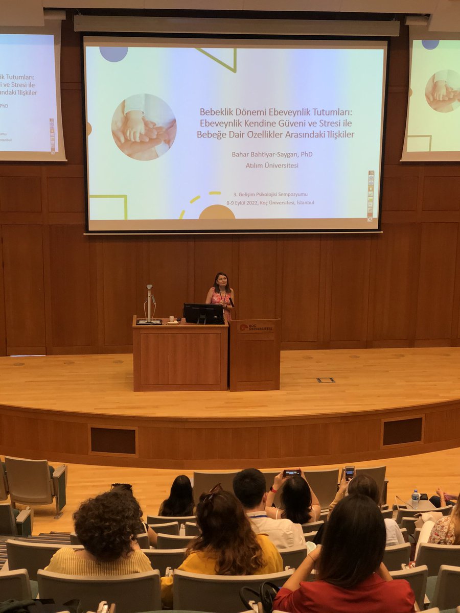 Sözlü bildiri sunumları 2. Günün ilk oturumuyla başladı! Dr. Bahar Bahtiyar-Saygan “Bebeklik Dönemi Ebeveynlik Tutumları: Ebeveynlik Kendine Güveni ve Stresi ile Bebeğe Dair Özellikler Arasındaki İlişkiler” başlıklı çalışmasını sunmakta!