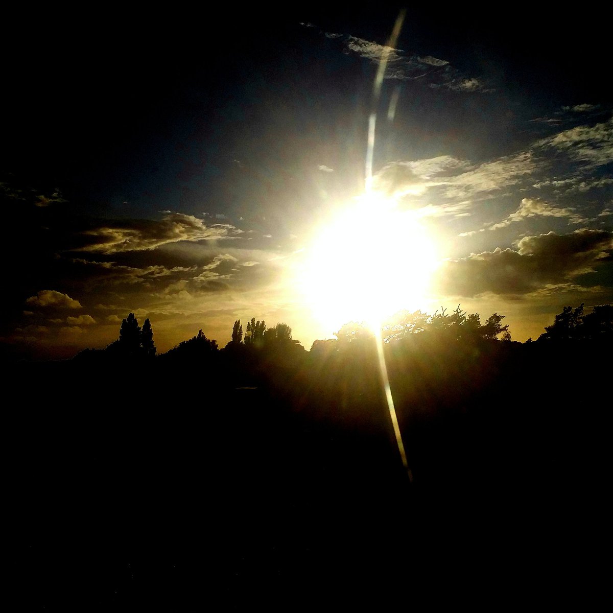 Bono66020372's tweet photo. I was #watching #vanessafelze &amp; then #PiersMorgan on @TalkTV yesterday &amp; i popped into my bedroom to take a few #landscapephotos . #Inthattime #PiersMorgan was giving a #tributetoourQueenElizabeth11 in #pasttense &amp; I #sawthesadheadline = #ourmostwonderful #Monach had #PassedAway https://t.co/UmIGzfFiiL