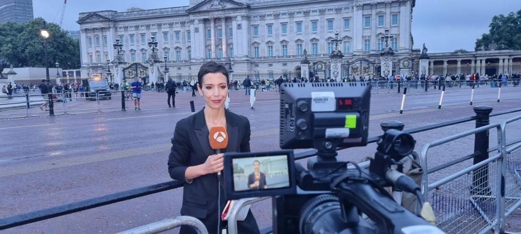 Última hora tras la muerte de Isabel II, estamos  en directo desde que saltó la noticia con un amplio despliegue en los puntos informativos de referencia #BreakingNews  #Broadcasting  #IsabelIIdeInglaterra