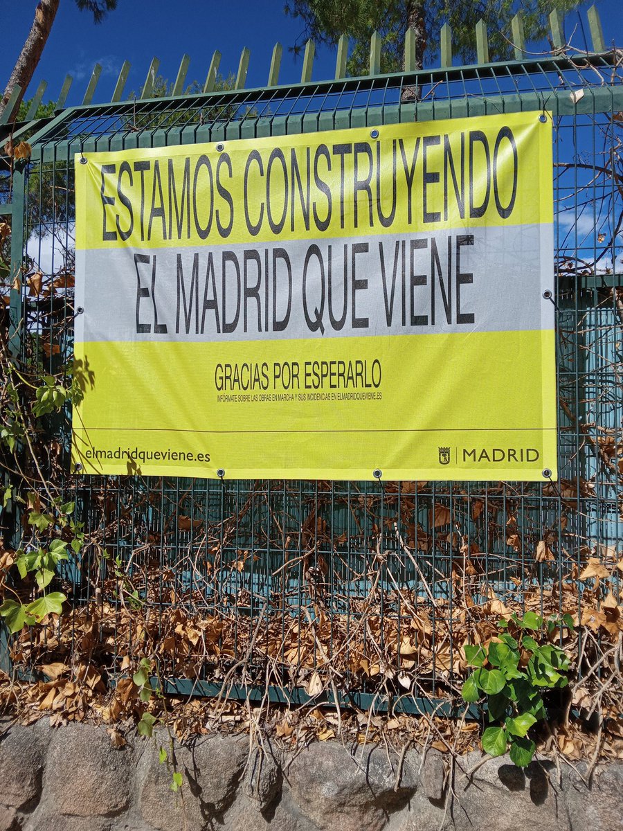 Barrio desmantelado de servicios públicos pero todos tranquilos.