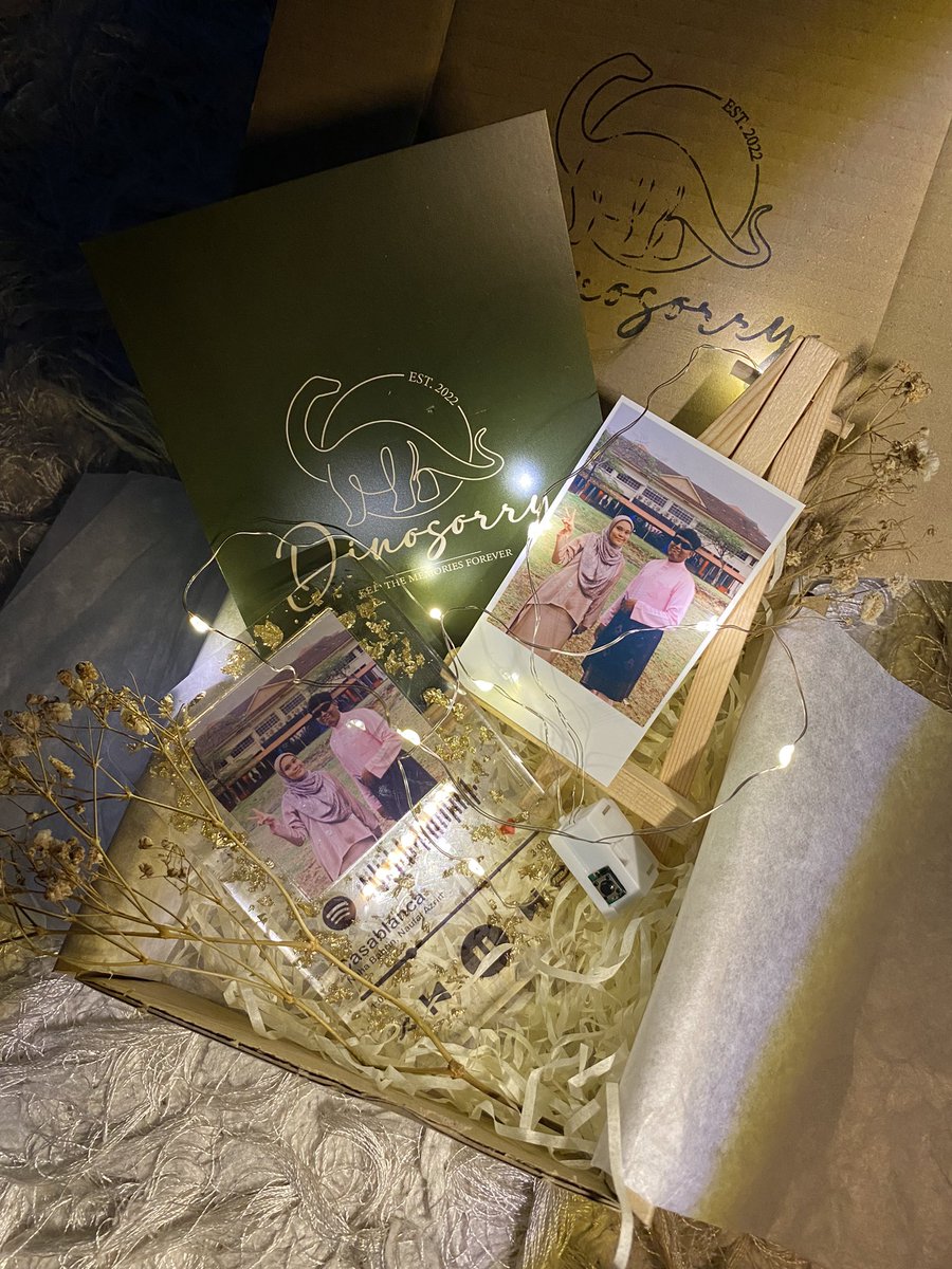 Dinosorry_co's tweet photo. @magmalaya @mmuhdnoahh Hahahah betul tu! 
Btw Birthday kawan dah nk dekat? Tak tahu nak bagi ape? Hi i ade jual spotify plaque and giftbox murah2 je.. Mula dari 18 ringgit je tau! 

Click link below to order!✨🌿

📌https://t.co/fKEAXbTD78 https://t.co/S2OWJC11eK