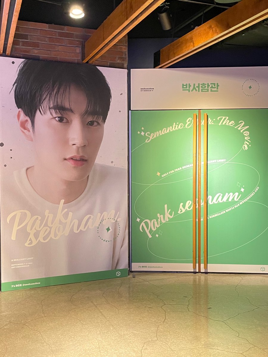 dearest_seoham's tweet photo. 9/8일 청담씨네시티 단관
엘베에서 내리자마자 보이는 서함이 사진과 초록색 컬러 테마 싱그럽고 조녜 💚💚
특전들도 넘 예쁘고, 첫 단관이었는데 덕분에 즐거운 경험하고 왔어요☺️💗
수고하셨습니다!

#우리의_찬란한빛_박서함 
#박서함관
@seohamsbox https://t.co/hCOjTNlnDI