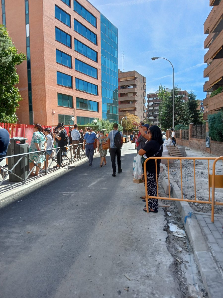 Esperando en la calzada la salida del alumnado del CEIP IGNACIO ZULOAGA. Menores y familias arrinconados, expuestos a ruidos y peligro innecesarios. ¿La peatonalización ya aprobada para cuándo? <a href="/JMDTetuan/">Distrito de Tetuán</a> <a href="/mas_tetuan/">Más Madrid | Tetuán</a> <a href="/PSOEtetuan/">@PSOETetuán  /❤️</a>