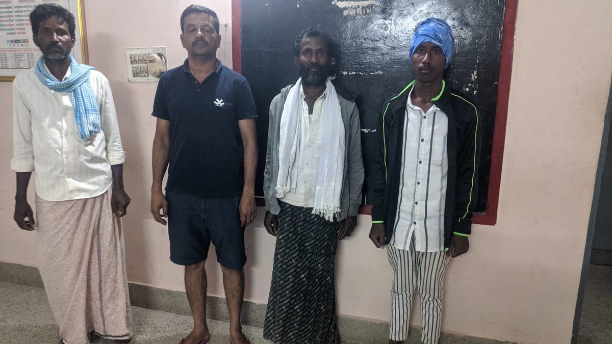 RameshKarakika2's tweet photo. ದಿನಾಂಕ ೦೮/೦೯/೨೦೨೨ ರಂದು ರಾತ್ರಿಯ ಸಮಯದಲ್ಲಿ ವಜ್ರ ಕರ್ತವ್ಯ ನಿರ್ವಹಿಸುವ ಸಿಬ್ಬಂದಿಗಳು ಸಹಾಯದಿಂದ ಮನೆ ಬಿಟ್ಟು ಬಂದ ವಿದ್ಯಾರ್ಥಿಯನ್ನು ಸೂಕ್ತ ತಿಳುವಳಿಕೆಯನ್ನು ನೀಡಿ ಪಾಲಕರನ್ನು ಪತ್ತೆ ಮಾಡಿ   ಪಾಲಕರೊಂದಿಗೆ ಕಳುಹಿಸಿ ಕೊಡಲಾಯಿತು.@MandyaPolice https://t.co/lmHEly71cv