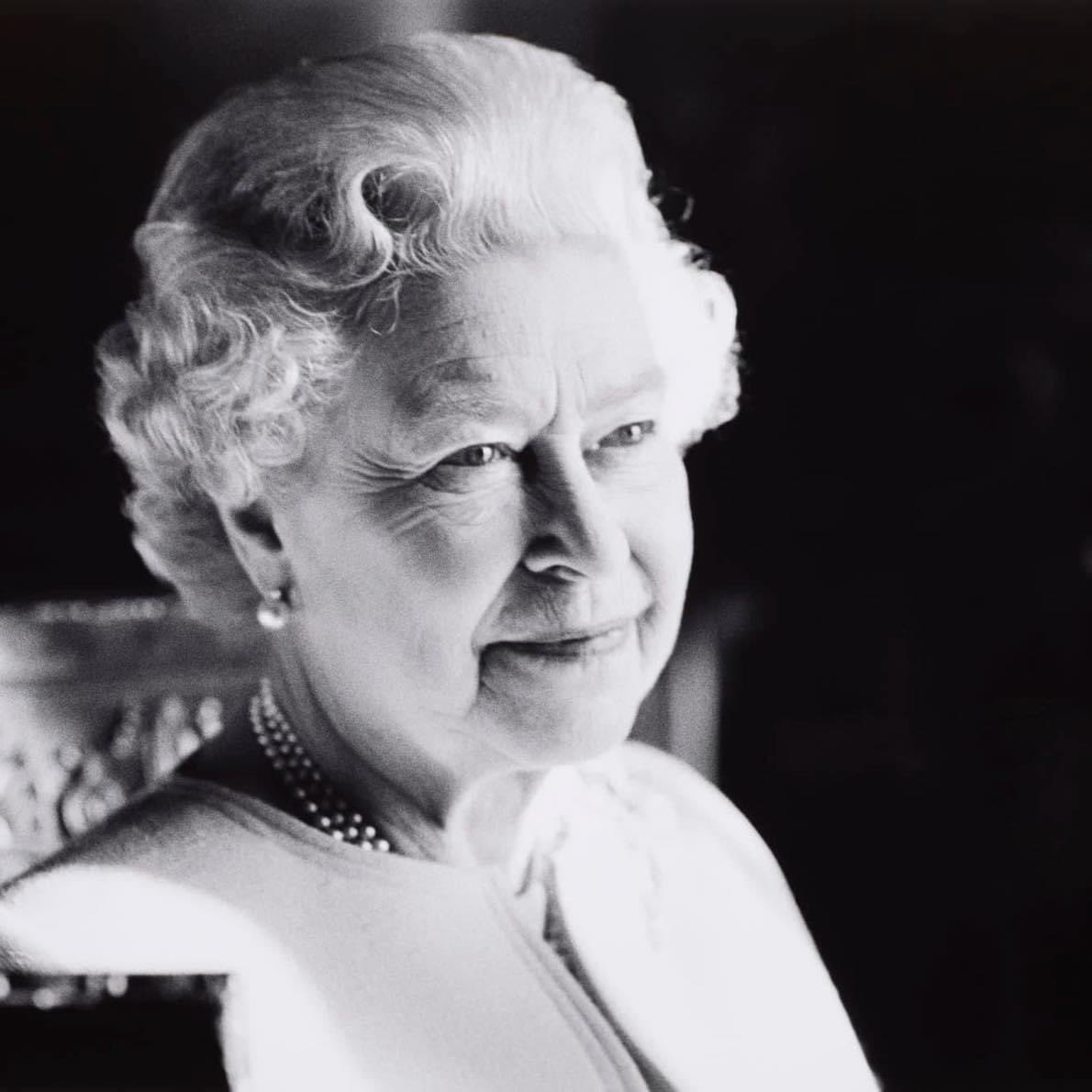 GoWiseOnline's tweet photo. On every swipe across social media your picture can be seen - evidencing we stand together comprehending our loss and admiration of you. 
I am proud to have served you.
My thoughts are with your family.
RIP Your Majesty 😢 
A truly fabulous lady
God Bless #QueenElizabethII #Queen https://t.co/7WT29bpabR
