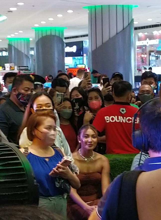 NIGHT OUT WITH NADINE
#UltraClearNightOutInPortrait