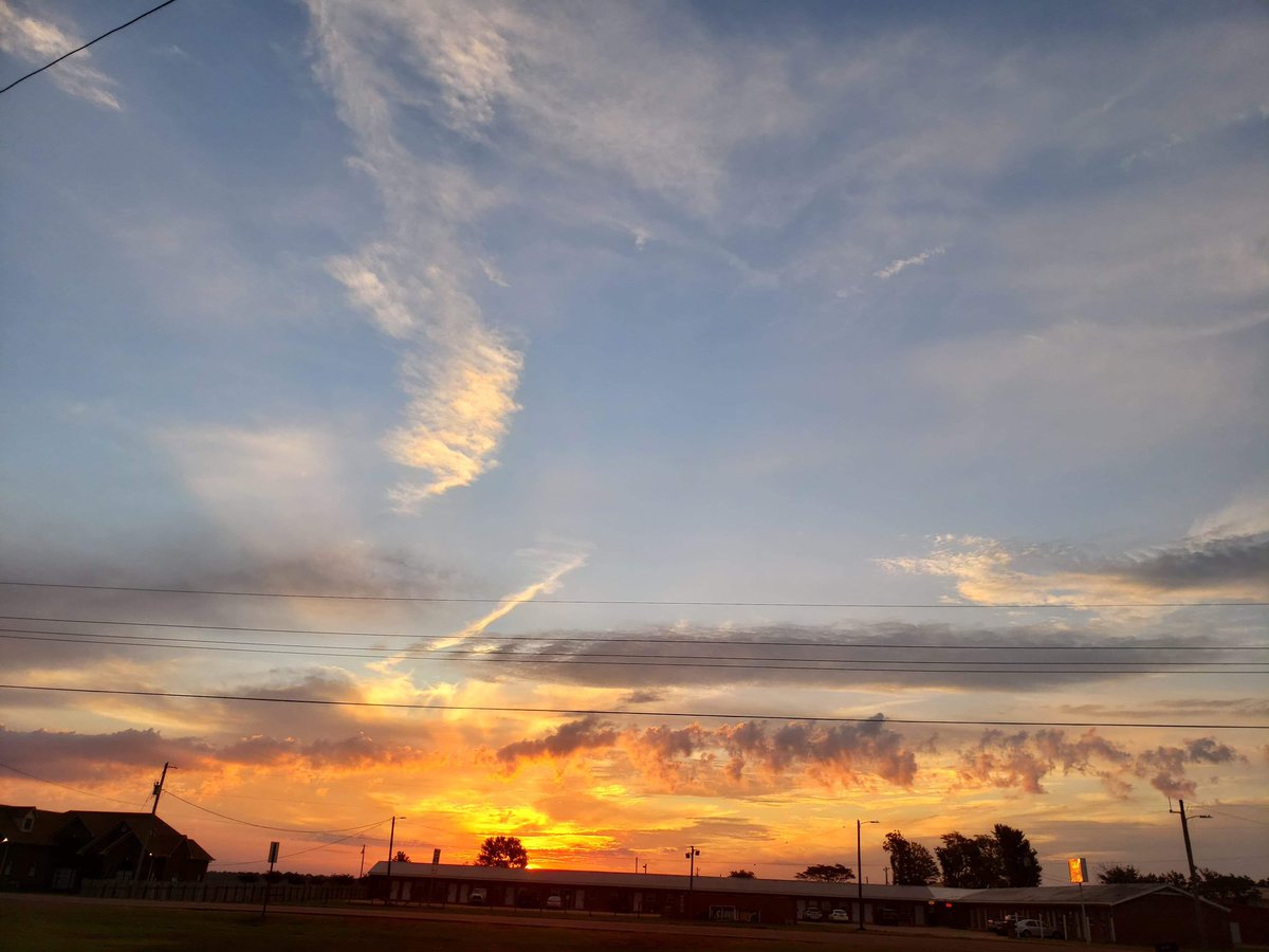 AshleyReneeWx's tweet photo. Beautiful sunrise over #RulevilleMS 😍 #mswx #mississippidelta https://t.co/KbWDShzJd6