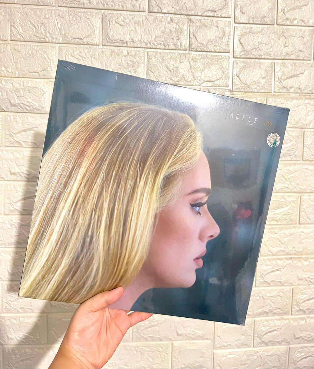 aletskie__'s tweet photo. Thank you so much @bbisa92 . Sa sobrang saya ko ayaw ko sana open ididisplay ko with box 😂 . God bless your kind heart. Hope to meet you soon sa concert ni ate 🥰Stay safe always jan sa US 🥰. #adele30vinyl https://t.co/3AE8QqWHtB