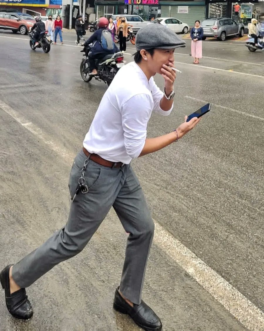 DhananMorang's tweet photo. All the pedestrians trying to cross the road, must have thought who the fuck is this Joker.
No fucks given, though.
#britcap #PeakyBlinders https://t.co/TvU3m70ZNn