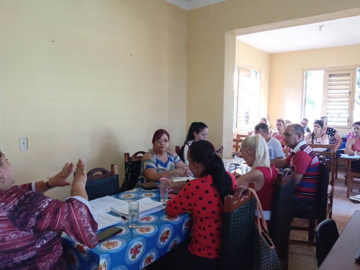 El Consejo de Dirección de la <a href="/DmeCamaguey/">Dirección Municipal de Educación Camaguey</a> reunido evaluando los principales indicadores de la etapa y trabajando en la proyección de los preparativos del próximo curso. <a href="/CubaMined/">MINED</a>