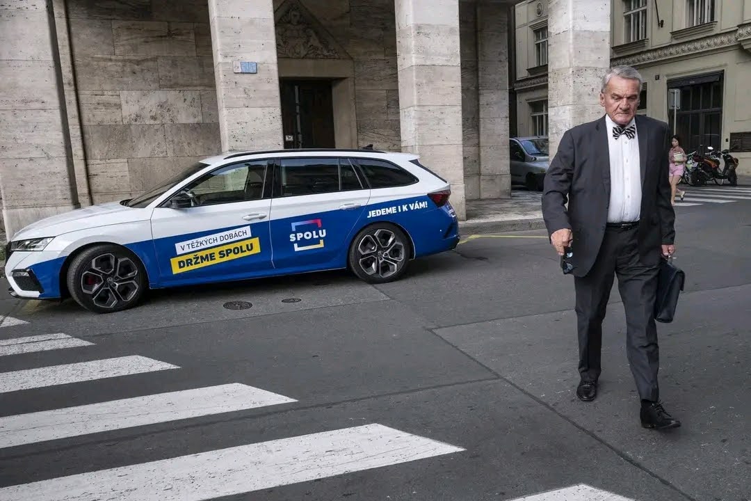 vojtechpraha's tweet photo. Je tak těžký @Svoboda_Slavek @KoaliceSpoluPha parkovat na vyhrazených místech místo zákazu stání? https://t.co/1WayiUnQ50