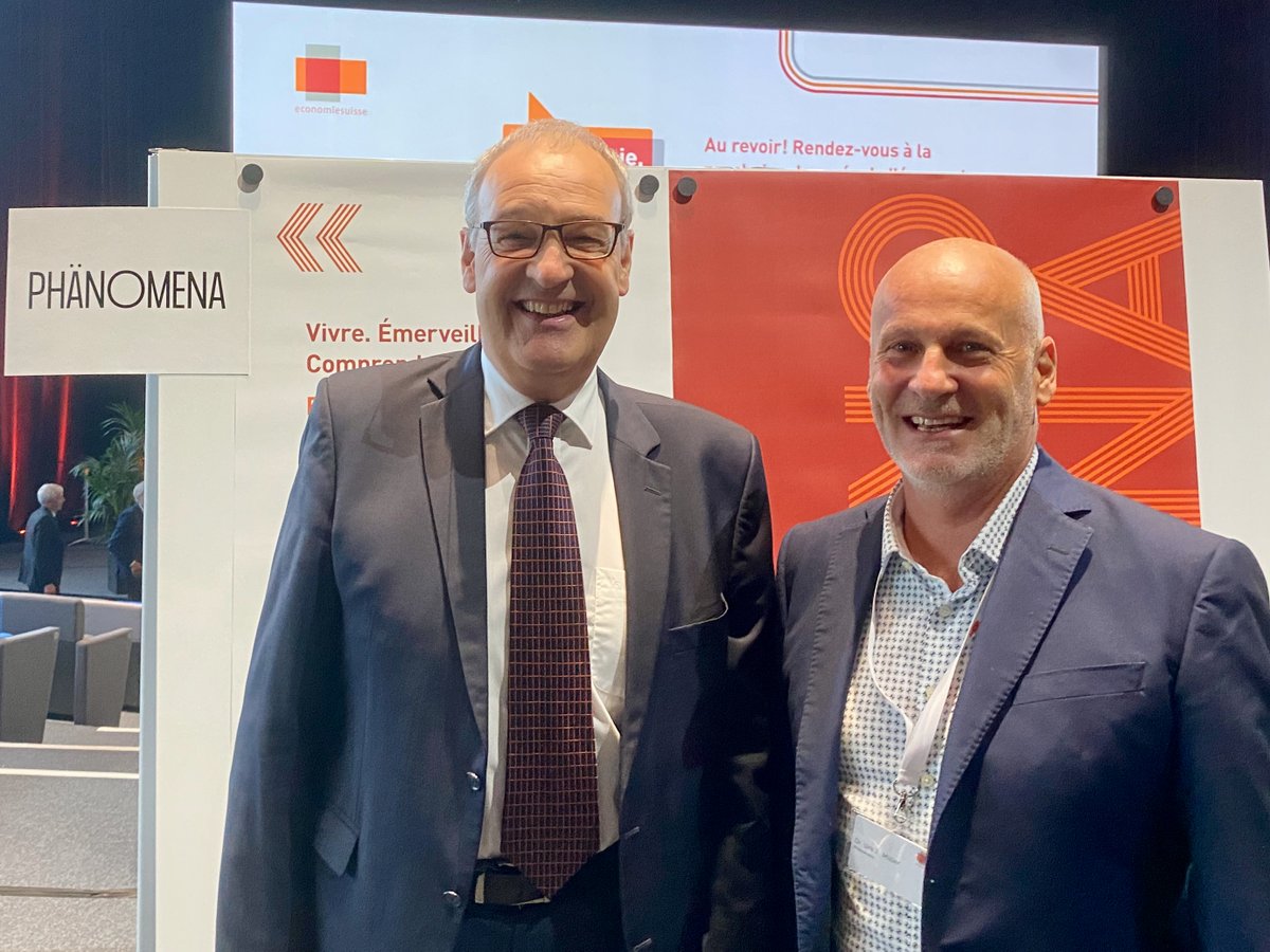 phaenomena24's tweet photo. Netzwerken am Tag der Wirtschaft von @economiesuisse. Herzlichen Dank an Bundesrat @ParmelinG, Patron der Phänomena, für den Kurzbesuch an der Phänomena-Insel. Das Thema in Ecublens passt: «Innovationen braucht das Land!». Ganz klar: Es ist Zeit für eine neue Phänomena! https://t.co/AOWlpkiX6A