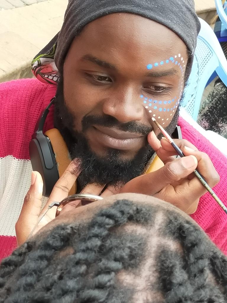 AffordableArtKE's tweet photo. .@allanjumaa having his face painted by @janicecreatives - such talent.

Here at the the @MuseumSociety sale. The event continues tomorrow - opening at 10am. Loads of fun activities. Books, art and fun. https://t.co/ScSQThuIqp