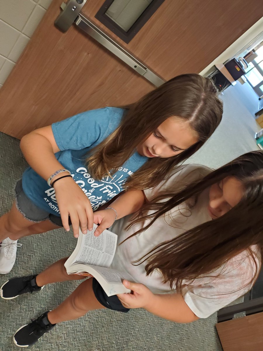 KLofton13's tweet image. What do we do while waiting for Rise and Shine? Look for words to make our names an alliteration! #dictionarytime #useeveryminute @lindseylove85  #LuminousLibby #ValintValerie