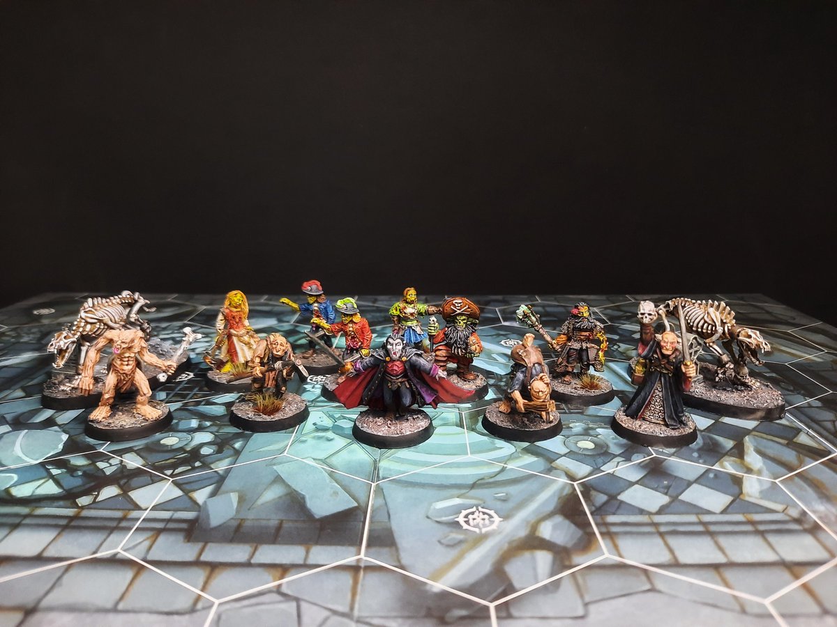 Banda de no muertos de #mordheim terminada, deseando verlos moverse por la ciudad maldita . #gamesworkshop #miniatures #oldhammer #PaintingWarhammer #paintingminiatures