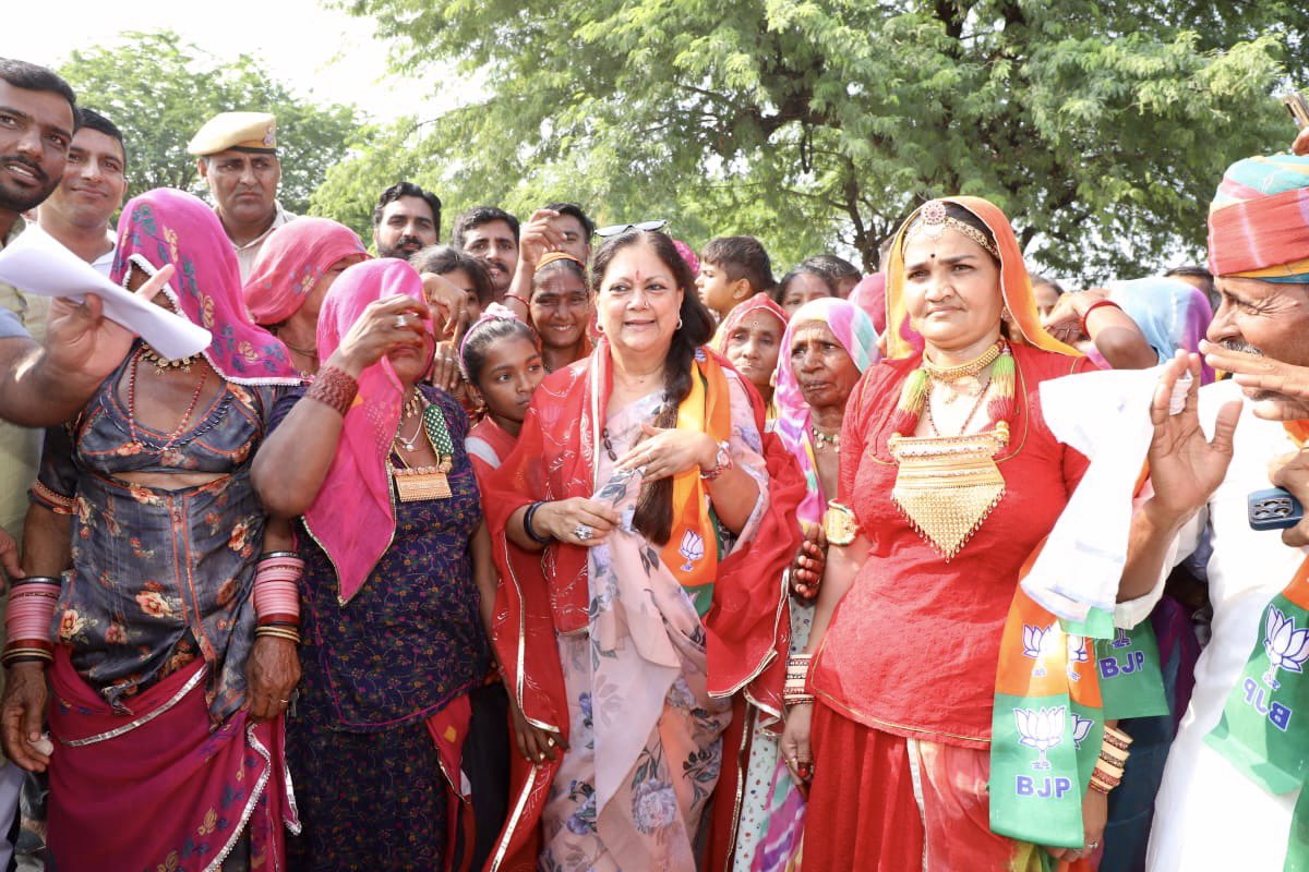 VasundharaBJP's tweet photo. आज जोधपुर एयरपोर्ट से बिलाड़ा यात्रा के दौरान जगह-जगह पर स्थानीय वासियों एवं कार्यकर्ताओं ने पूर्ण आत्मीयता से स्वागत कर मुझे सम्मान दिया। 

#JaiJaiRajasthan #Jodhpur #BJP4Rajasthan https://t.co/yf2fF5ZRnb