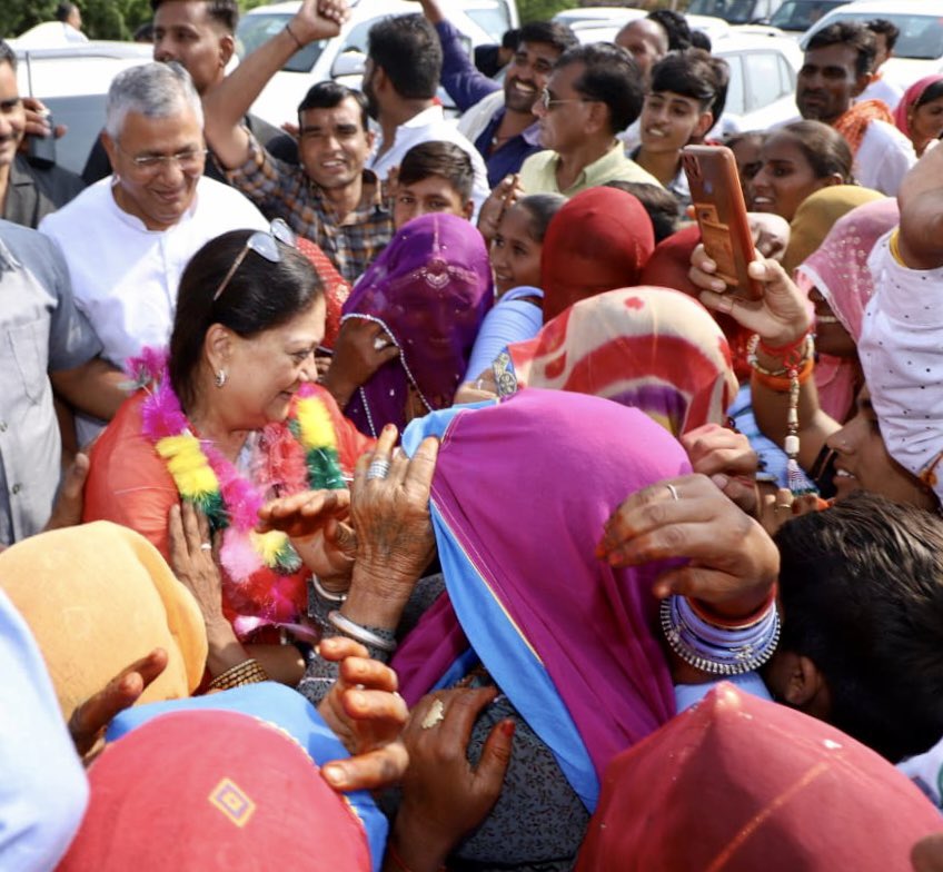 VasundharaBJP's tweet photo. आज जोधपुर एयरपोर्ट से बिलाड़ा यात्रा के दौरान जगह-जगह पर स्थानीय वासियों एवं कार्यकर्ताओं ने पूर्ण आत्मीयता से स्वागत कर मुझे सम्मान दिया। 

#JaiJaiRajasthan #Jodhpur #BJP4Rajasthan https://t.co/yf2fF5ZRnb